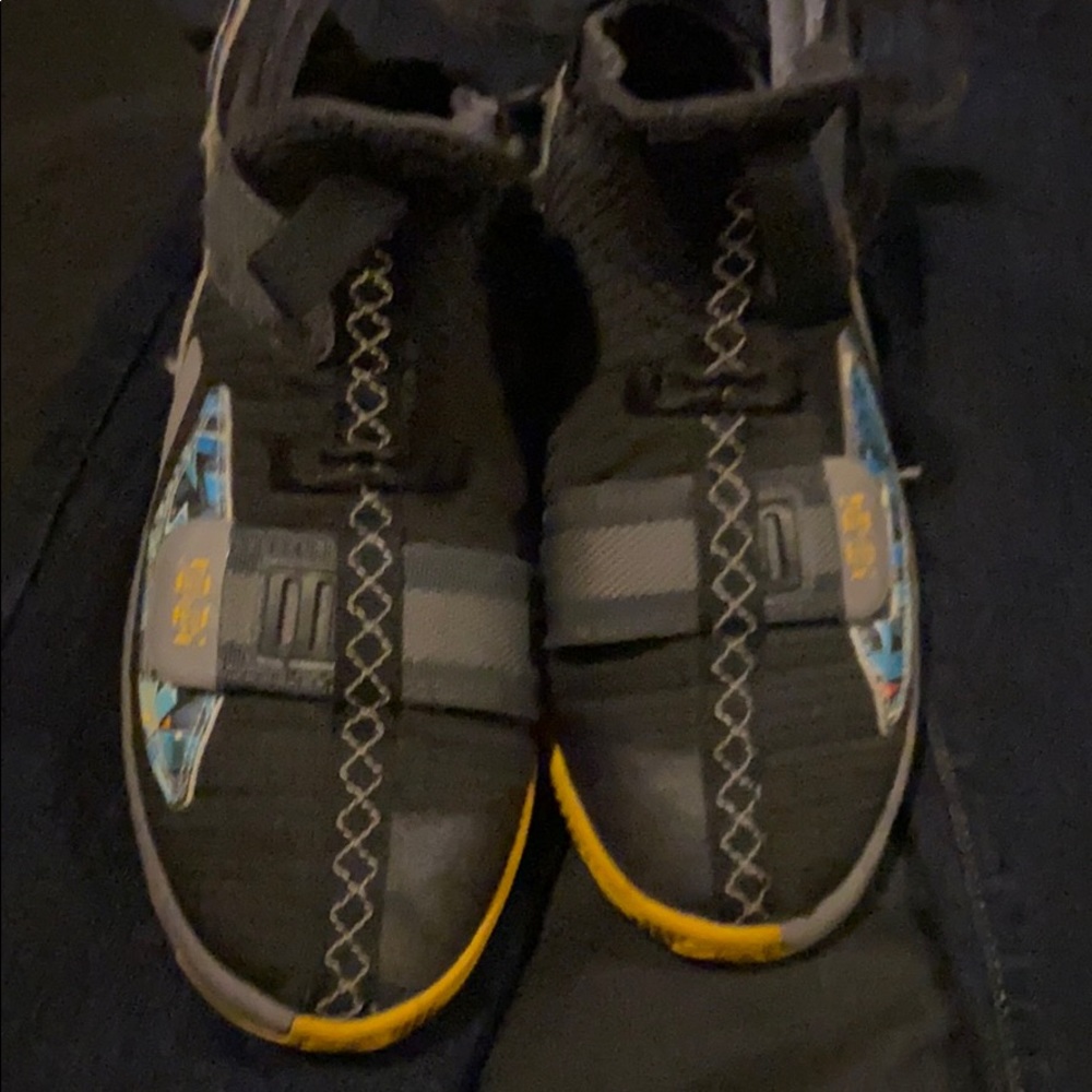 COPY - LeBron soldiers children’s sneaker size 1 y